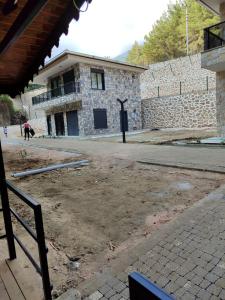 un edificio construido con una pared de piedra en çamlıbel şelale villaları, en Alanya