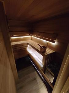 a small sauna with a bowl on top of it at Willa Zielona Polana in Czarna Góra