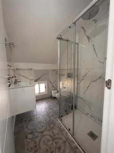 a bathroom with a shower and a sink and a toilet at Precioso y nuevo apartamento de 1 habitación en Mareverde in Adeje