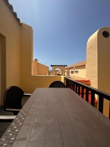 a balcony with a table and chairs on a building at Precioso y nuevo apartamento de 1 habitación en Mareverde in Adeje
