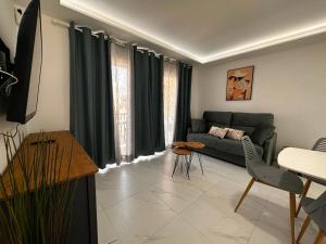 a living room with a couch and a table at Precioso y nuevo apartamento de 1 habitación en Mareverde in Adeje
