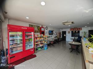 ein Cocacola-Geschäft mit einem roten Kühlschrank im Gang in der Unterkunft Melawati Ria Hotel in Kuala Selangor