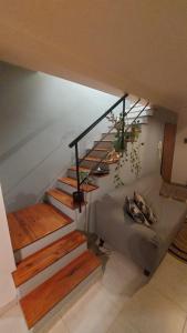 Habitación con escalera, sofá y cama en Amplio y Luminoso Departamento en Saavedra en Buenos Aires