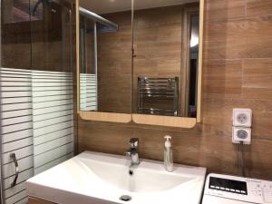 Grammatiko的住宿－VS Luxury House，一间带水槽和镜子的浴室