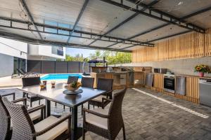 Köök või kööginurk majutusasutuses VILLA GEORGE z ogrevanim bazenom in vrtno kuhinjo