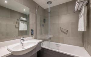 un bagno con un lavandino, una vasca da bagno e un lavandino di Clayton Hotel & Leisure Club Sligo a Sligo