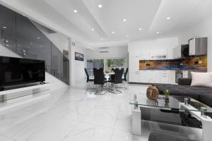 Televiisor ja/või meelelahutuskeskus majutusasutuses VILLA GEORGE z ogrevanim bazenom in vrtno kuhinjo