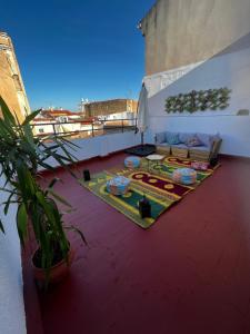 una sala de estar con un sofá y una alfombra en APARTAMENTOS MAPAMUNDI, en Badajoz