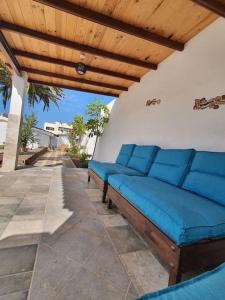 un patio con cuscini blu di Casa Sandra, private saltwater pool and garden a Tacoronte