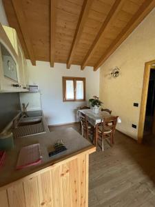 una cucina e una sala da pranzo con tavolo e bancone di Orobie Holiday Apartments ad Albosaggia