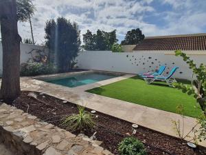 un cortile con piscina e due sedie a sdraio di Casa Sandra, private saltwater pool and garden a Tacoronte