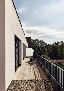 einen Balkon mit einer Bank an der Seite eines Gebäudes in der Unterkunft Makro Apartments in Hamburg