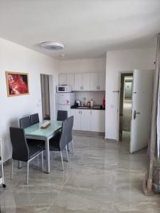 a kitchen and dining room with a table and chairs at דירת גג נוף המפרץ 1105-6 in Eilat