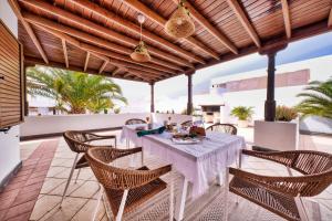 Restoran atau tempat lain untuk makan di Casa Guayre - Private Pool, BBQ, Air-Con and Ping-Pong By Lanzarote Vacation Homes