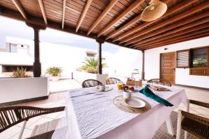 Ruang duduk di Casa Guayre - Private Pool, BBQ, Air-Con and Ping-Pong By Lanzarote Vacation Homes +35 gambar