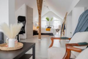 TV a/nebo společenská místnost v ubytování Design Maisonette - 24h Self-Check- GONDWANA Park - bis 7 Pers - In direkter Weihernähe - Parkplatz - WiFi - Balkon -Terrasse