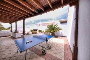 Balkoni atau teres di Casa Guayre - Private Pool, BBQ, Air-Con and Ping-Pong By Lanzarote Vacation Homes