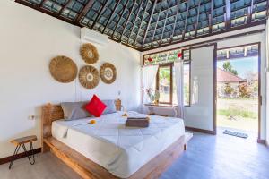 - une chambre avec un grand lit dans l'établissement Pondok pina ubud, à Ubud