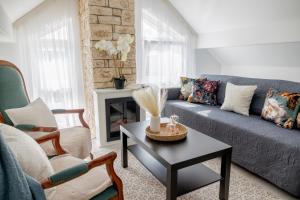 Posezení v ubytování Design Maisonette - 24h Self-Check- GONDWANA Park - bis 7 Pers - In direkter Weihernähe - Parkplatz - WiFi - Balkon -Terrasse