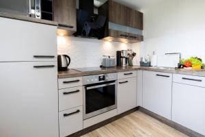 Kuchyň nebo kuchyňský kout v ubytování Design Maisonette - 24h Self-Check- GONDWANA Park - bis 7 Pers - In direkter Weihernähe - Parkplatz - WiFi - Balkon -Terrasse