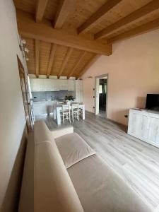 - un salon avec un canapé et une table dans l'établissement Orobie Holiday Apartments, à Albosaggia