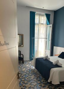 a hotel room with a bed and a window at L'Esplai Valencia in Valencia