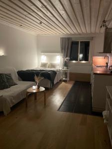 1 dormitorio con cama, sofá y mesa en Hammaröstugan, en Hammarö