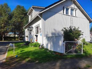 een wit huis met een tuin met bij Half a house w/your own door, 60m2 in Tornio