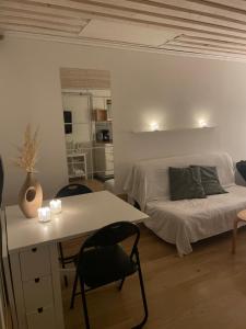 1 dormitorio con cama, escritorio y mesa en Hammaröstugan, en Hammarö