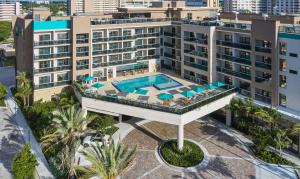 Bazén v ubytování Tru By Hilton Pompano Beach Pier nebo v jeho okolí