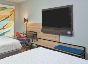 TV a/nebo společenská místnost v ubytování Tru By Hilton Pompano Beach Pier
