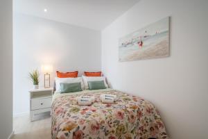 a bedroom with a bed with a floral bedspread at Host Wise - Peaceful Sunny Flat - Ace Location in Porto