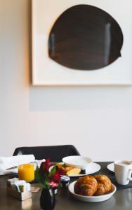 een tafel met een bord zoete deegwaren en jus d'orange bij Park Hyatt New York in New York