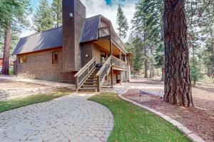 ein Haus mit einer Treppe, die hinauf führt in der Unterkunft Moose Mountain Memories in Incline Village