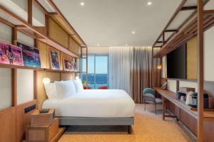 Canopy by Hilton Cannes客房内的一张或多张床位