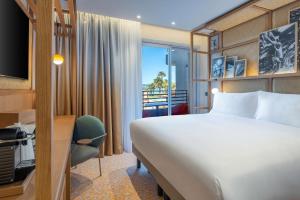 Canopy by Hilton Cannes客房内的一张或多张床位