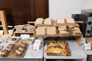 安道爾城的住宿－Hotel Spa Termes Carlemany，桌上显示不同种类的面包