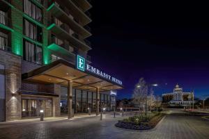 バージニアビーチにあるEmbassy Suites By Hilton Virginia Beach Oceanfront Resortの大使館の看板がある建物