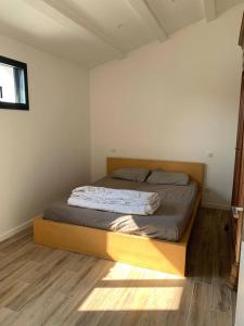 ein Schlafzimmer mit einem Bett in der Ecke eines Zimmers in der Unterkunft Maison terrasse proche centre ville et ile de Ré in La Rochelle