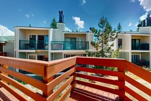 una valla roja frente a un edificio en Sunrise Serenity at Tahoe Village, en Stateline