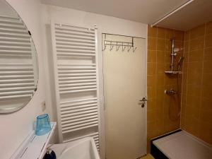 uma casa de banho com um chuveiro, um WC e um espelho. em Sofieflat - Wallistreet em Charleroi