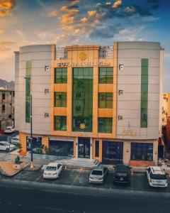 een gebouw met auto's geparkeerd op een parkeerplaats bij سكناي صلاح الدين in Hail