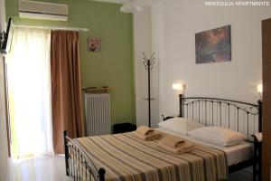 A bed or beds in a room at Rentoulia Apartments