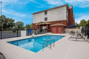 een zwembad voor een gebouw bij Comfort Inn & Suites Midway - Tallahassee West in Midway