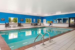 a swimming pool in a hotel with blue walls at Comfort Inn Near Indiana Premium Outlets in Edinburgh