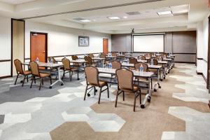 une salle de conférence avec des tables, des chaises et un tableau noir dans l'établissement Hyatt Place Nashville Opryland, à Nashville