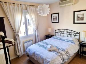 une chambre avec un lit avec un animal en peluche dessus dans l'établissement Centric El Secreto del Pilar ComoTuCasa, à Saragosse