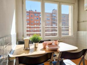 uma mesa num quarto com uma grande janela em Step to El Pilar ComoTuCasa em Zaragoza