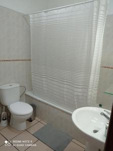 アデへにあるSweet Homeのバスルーム(トイレ、洗面台付)