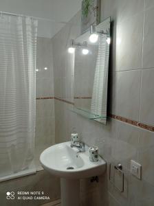 Sweet Home في أديخي: حمام مع حوض ومرآة